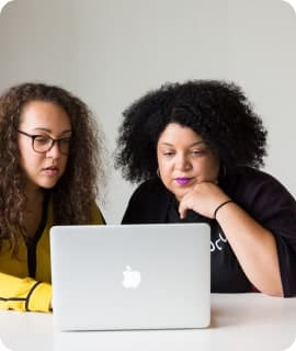 Two IT professional discussing